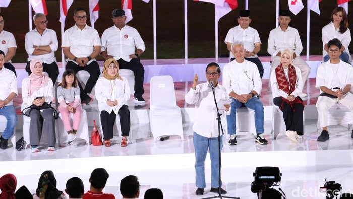 Pasangan capres dan cawapres Ganjar Pranowo dan Mahfud Md hadir di Gedung Arsip Nasional, Jakarta, Rabu (18/10/2023).