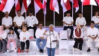 Pasangan capres dan cawapres Ganjar Pranowo dan Mahfud Md hadir di Gedung Arsip Nasional, Jakarta, Rabu (18/10/2023). 