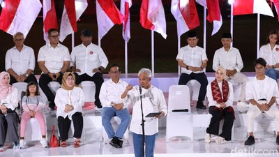 Ganjar-Mahfud MD Kompak Serba Putih di Deklarasi Bakal Capres-Cawapres