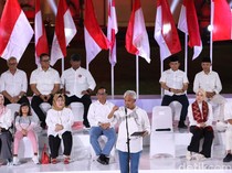 Ganjar-Mahfud MD Kompak Serba Putih di Deklarasi Bakal Capres-Cawapres