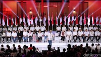 Ganjar terlihat mengenakan pakaian kemeja warna putih. Sedangkan Mahfud juga terlihat mengenakan pakaian yang sama yaitu kemeja putih.