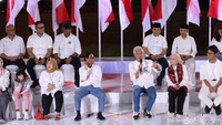 Sekjen PDIP Hasto Kristiyanto dan sejumlah anggota TPN lainnya juga hadir dalam acara ini.