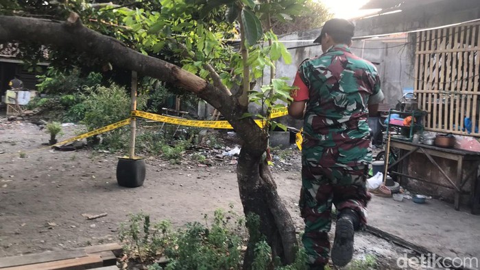 Garis polisi dilepas dari sebuah rumah di Jalan Patangpuluhan, Jogja, yang disambangi personel Gegana dan Inafis, Jumat (18/10/2023) sore.
