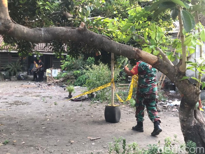 Garis polisi dilepas dari sebuah rumah di Jalan Patangpuluhan, Jogja, yang disambangi personel Gegana dan Inafis, Jumat (18/10/2023) sore.