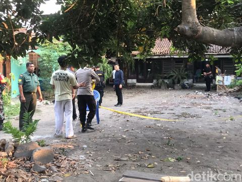 Garis polisi dilepas dari sebuah rumah di Jalan Patangpuluhan, Jogja, yang disambangi personel Gegana dan Inafis, Jumat (18/10/2023) sore.