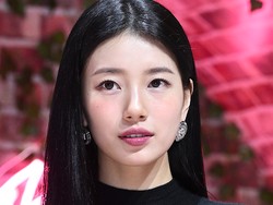 7 Gaya Suzy Serba Hitam Saat Preskon Drakor Doona, Bajunya Disebut Aneh