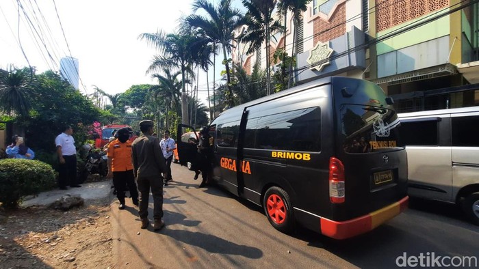 Gegana sterilisasi lokasi ledakan diduga bom di sebuah rumah kosong di Setiabudi, Jakarta Selatan