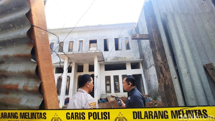 Gegana sterilisasi lokasi ledakan diduga bom di sebuah rumah kosong di Setiabudi, Jakarta Selatan