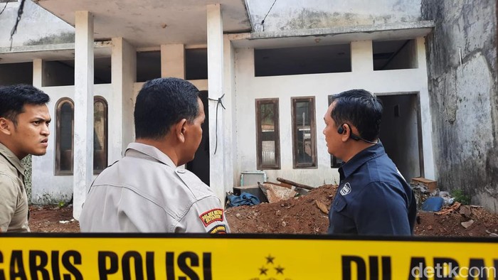 Gegana sterilisasi lokasi ledakan diduga bom di sebuah rumah kosong di Setiabudi, Jakarta Selatan