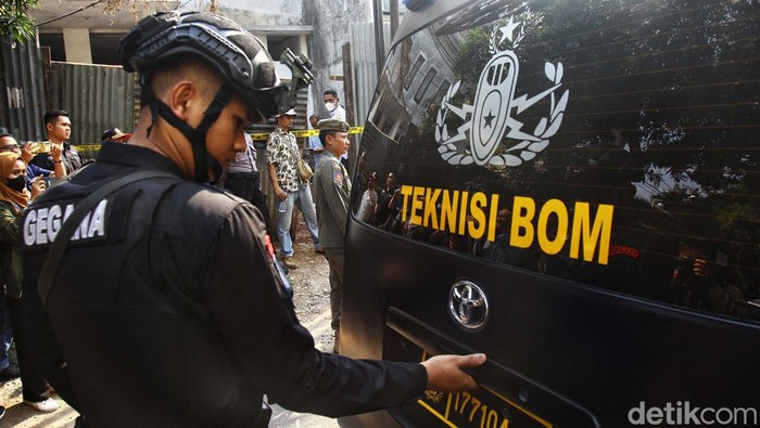Gegana Sterilisasi Lokasi Ledakan Diduga Bom di Setiabudi Ledakan diduga bersumber dari bom yang dikubur terjadi di wilayah Setiabudi, Jakarta Selatan, Rabu (18/10/2023). Saat ini Tim Gegana sudah disiagakan di lokasi ledakan.