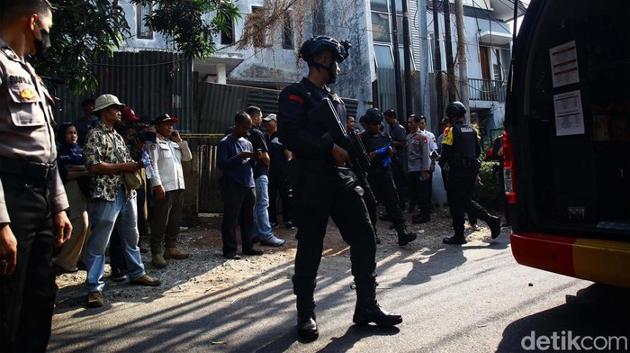 Ledakan diduga bersumber dari bom yang dikubur terjadi di wilayah Setiabudi, Jakarta Selatan, Rabu (18/10/2023). Saat ini Tim Gegana sudah disiagakan di lokasi ledakan.