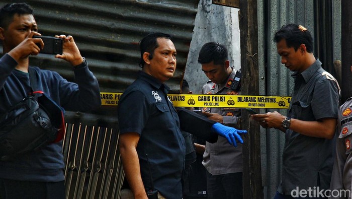 Ledakan diduga bersumber dari bom yang dikubur terjadi di wilayah Setiabudi, Jakarta Selatan, Rabu (18/10/2023). Saat ini Tim Gegana sudah disiagakan di lokasi ledakan.