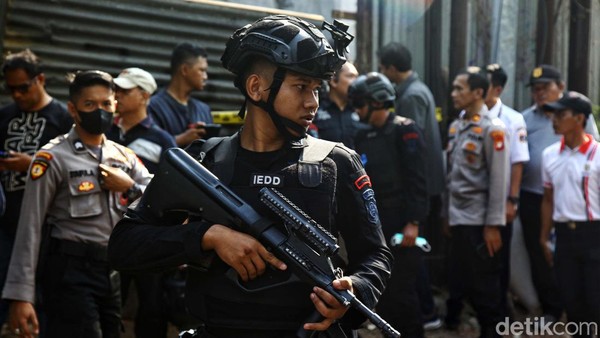 Gegana Sterilisasi TKP Ledakan Diduga Bom di Setiabudi