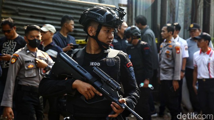 Ledakan diduga bersumber dari bom yang dikubur terjadi di wilayah Setiabudi, Jakarta Selatan, Rabu (18/10/2023). Saat ini Tim Gegana sudah disiagakan di lokasi ledakan.