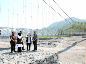 Bahagianya Warga Usai Jembatan Kaliregoyo Lumajang Diresmikan Khofifah