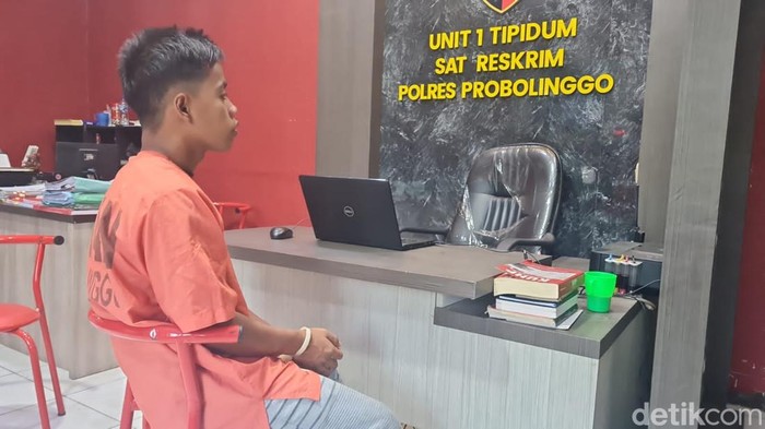 Holili, pria warga Banyuanyar, Probolinggo yang menusuk tetangganya gegara ngaku melihat ibunya diperkosa.