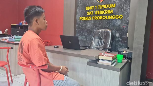 Holili, pria warga Banyuanyar, Probolinggo yang menusuk tetangganya gegara ngaku melihat ibunya diperkosa.