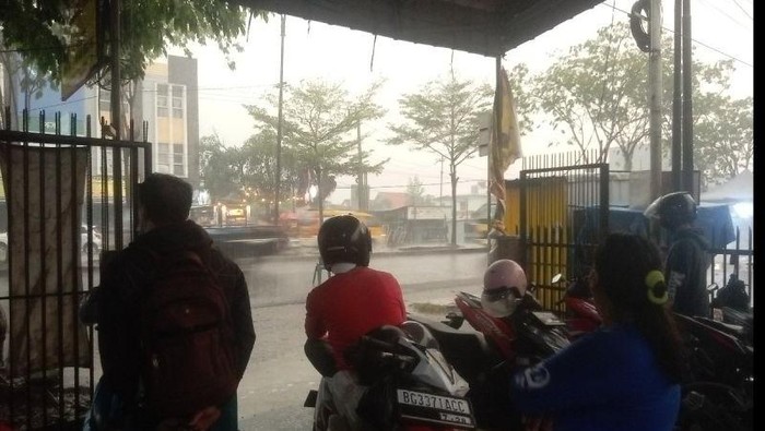 Hujan deras mengguyur Kota Palembang, Rabu (18/10/2023)