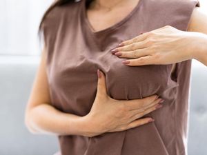 Payudara Kiri Wanita Ini Membesar Secara Tak Normal, Beratnya Lebih dari 3 Kg