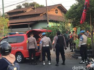 Inafis Bawa Koper Biru-Bungkusan Plastik dari Rumah di Patangpuluhan Jogja