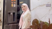 Wanita 32 tahun ini juga sering menunjukkan kesehariannya, termasuk saat mengisi kulkas di dapur kotor miliknya. Unggahan ini pun mendapat banyak tanda suka (likes) dari netizen. Foto: Instagram shellasaukiaofficial