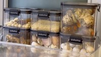 Beragam bumbu dan rempah dapur juga ditaruh di stoples bening. Mulai dari bawang putih, kunyit, hingga ketumbar diletakkan di pintu kulkas. Foto: Instagram shellasaukiaofficial