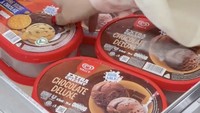 Tak ketinggalan aneka stok es krim kemasan untuk sang anak. Netizen menilai kulkas Shella Saukia tak ubahnya minimarket. Foto: Instagram shellasaukiaofficial