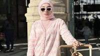 Shella Saukia merupakan pengusaha baju muslim dan skincare yang juga terkenal sebagai selebgram. Di TikTok ia bahkan sudah punya lebih dari 5,7 juta followers, sedangkan di Instagram 2 juta followers. Foto: Instagram shellasaukiaofficial
