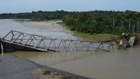 Foto udara memperlihatkan kontruksi jembatan rangka baja penghubung Desa Alue Buloh dan Desa Krueng Mangkom yang ambruk di Kecamatan Seunagan, Nagan Raya, Aceh, Rabu (18/10/2023).