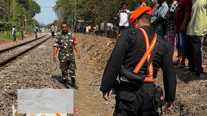 Jenazah siswi SMK yang diduga bunuh diri tertabrak KA di Blitar.