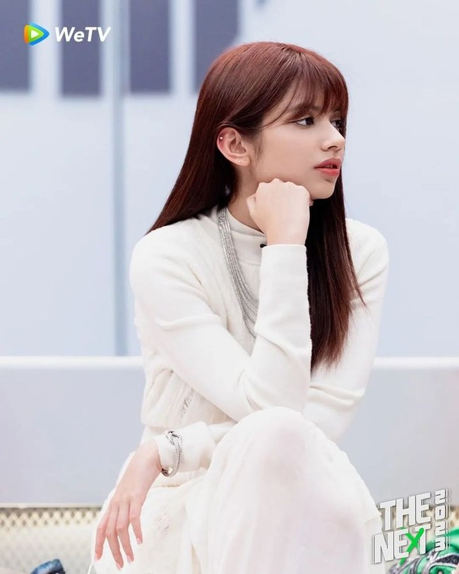 Seorang penyanyi asal Malaysia bernama Jeryl Lee Pei Ling baru-baru ini viral setelah disamakan dengan Lisa BLACKPINK. Banyak orang beranggapan mereka memiliki fitur wajahnya dan gaya rambutnya serupa. Tapi kesamaan itu tampaknya malah membuat Jeryl kesal karena komentar netizen. Foto: Instagram