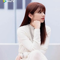 Seorang penyanyi asal Malaysia bernama Jeryl Lee Pei Ling baru-baru ini viral setelah disamakan dengan Lisa BLACKPINK. Banyak orang beranggapan mereka memiliki fitur wajahnya dan gaya rambutnya serupa. Tapi kesamaan itu tampaknya malah membuat Jeryl kesal karena komentar netizen. Foto: Instagram