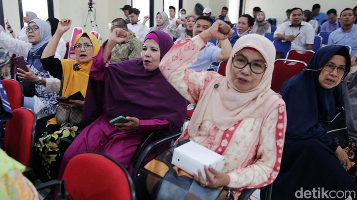 Sejumlah tokoh seperti Maman Imanul Haq, La Ode Ida dan Jumhur Hidayat meluncurkan Jurkam AMIN di Jakarta, Rabu (18/10/2023). Jurkam itu siap mengkampanyekan Anies-Muhaimin.