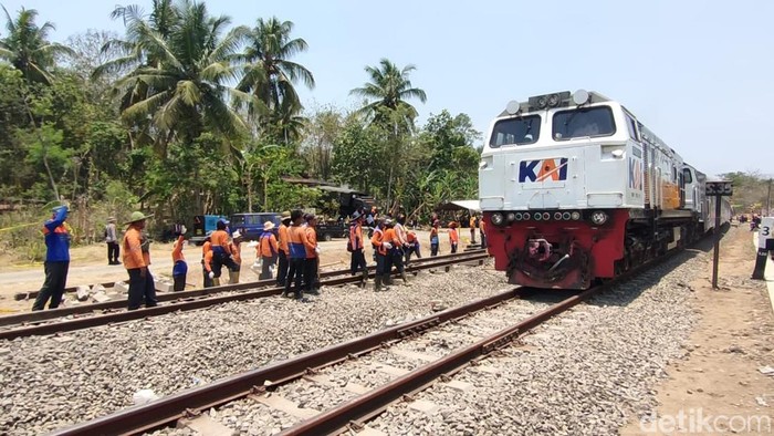 KA Argo Lawu saat melintas di jalur KA ruas Sentolo, Kulon Progo, Rabu (18/10/2023) dan Dirut KAI, Didiek Hartantyo, di lokasi.