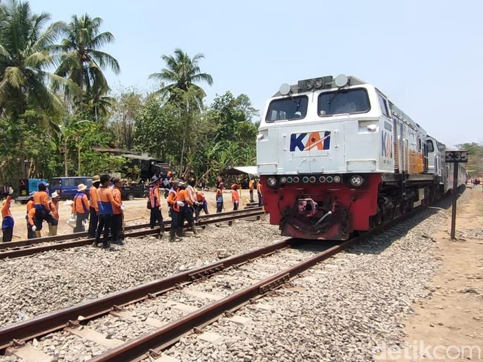 KA Argo Lawu saat melintas di jalur KA ruas Sentolo, Kulon Progo, Rabu (18/10/2023) dan Dirut KAI, Didiek Hartantyo, di lokasi.