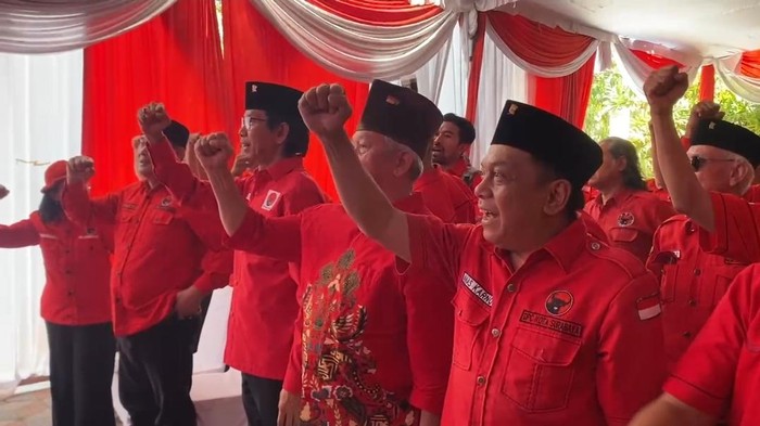 Kader PDIP mengepalkan tangan sambil berteriak Ganjar-Mahfud menang di Kantor DPC PDI Perjuangan, saat deklarasi capres-cawapres.