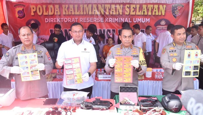 Kapolda Kalsel Irjen Andi Rian Djajadi saat merilis kasus penipuan perekrutan anggota Polri.
