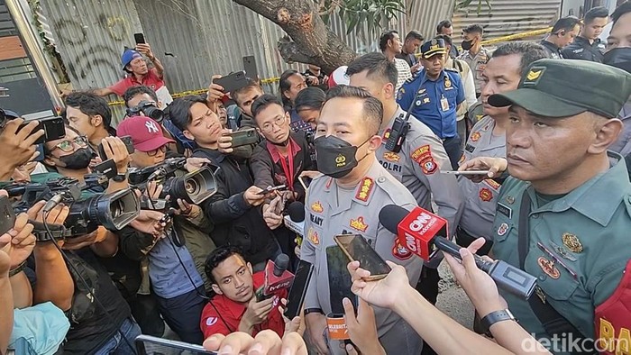 Kapolres Metro Jakarta Selatan Kombes Ade Ary Syam Indradi mengatakan korban ledakan diduga bom di Setiabudi adalah pekerja bangunan.