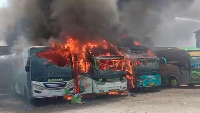 Kebakaran PO Bus di Cirebon.