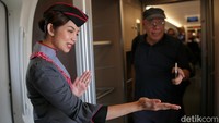 Untuk memperlancar proses komunikasi dan menghindari kesalahan teknis, seluruh staf KCIC yang bertugas di lapangan diwajibkan untuk mengikuti kelas Bahasa Mandarin. Fica masih rutin mengikuti kelas Mandarin. Terdapat serangkaian ujian untuk mengetes kemahiran berbahasa Mandarin.  