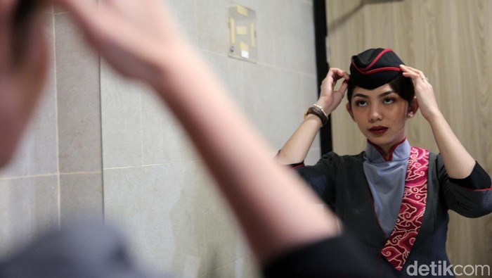 Kebanggan Jadi Pramugari Pertama Kereta Cepat Jakarta-Bandung Menjadi pramugari kereta cepat Jakarta-Bandung tentu menjadi kebanggan sendiri. Seperti yang dirasakan 3 gadis cantik ini.