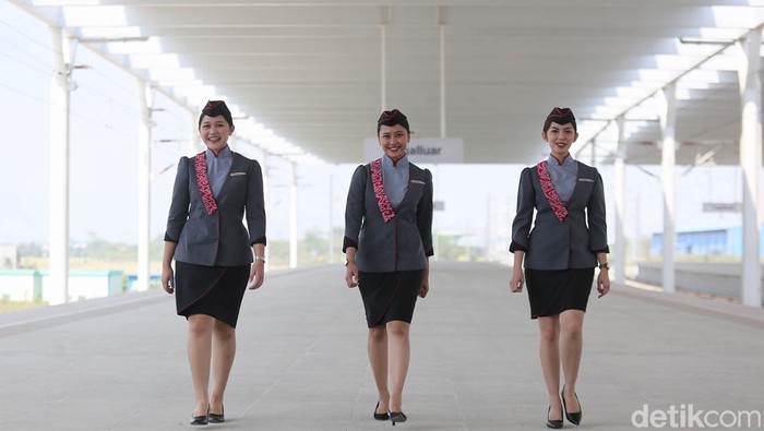 Kebanggan Jadi Pramugari Pertama Kereta Cepat Jakarta-Bandung Menjadi pramugari kereta cepat Jakarta-Bandung tentu menjadi kebanggan sendiri. Seperti yang dirasakan 3 gadis cantik ini.