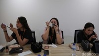 Nadila dan pramugari lain yang hendak bertugas melanjutkan persiapan. Di kantor yang bersebelahan dengan Stasiun Kereta Cepat Halim ini, Nadila baru mengganti pakaian dengan seragam. Selanjutnya, ia menata rambutnya, lalu memasang topi. Untuk mempermanis tampilannya, Nadila memasang anting mutiara di kedua telinganya.  