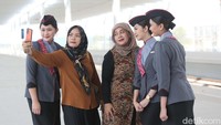 Karena antusias masyarakat untuk menjajal kereta cepat ini begitu tinggi, sebelum masuk ke dalam kereta, mereka tak henti-hentinya berpose dengan Whoosh. Nadila dan Desy juga tak kuasa menolak ajakan para penumpang untuk berswafoto bersama. Di dalam area Stasiun Halim, Desy dan Nadila bak artis yang kehadirannya selalu mencuri perhatian.  