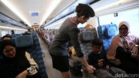 Para pramugari ini siap membantu penumpang kereta cepat.  