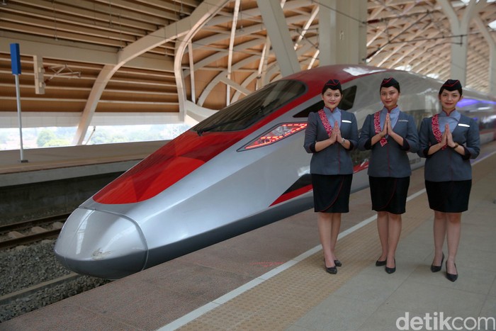 Menjadi pramugari kereta cepat Jakarta-Bandung tentu menjadi kebanggan sendiri. Seperti yang dirasakan 3 gadis cantik ini.