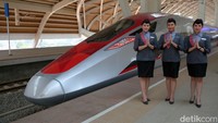 Dalam perjalanan kereta cepat, detikcom bertemu dengan tiga perempuan cantik pramugari Kereta Cepat Aulia Fatul, Nadila Alvionita dan Desy Setiawati.  