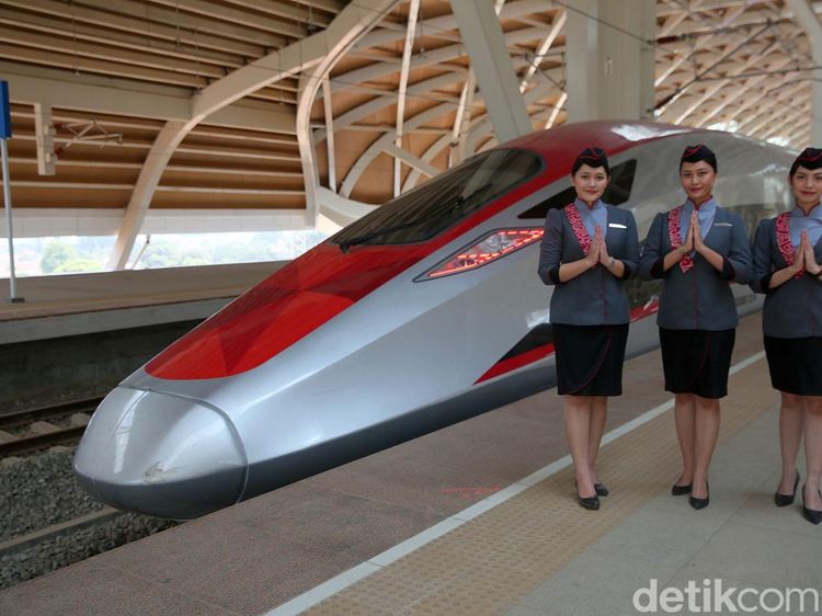 Srikandi Murah Senyum Sang Pemanis Gerbong Besi