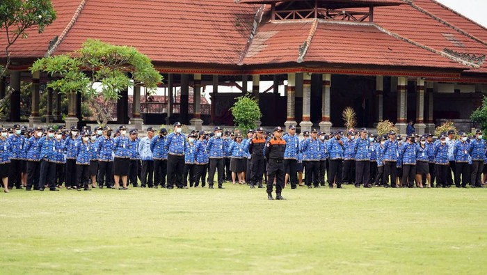 Kegiatan apel ASN Klungkung di alun-alun Ida Dewa Agung Jambe Klungkung, Rabu (18/10/2023). (Istimewa)