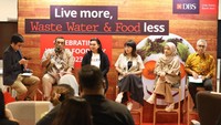 (Ki-ka) Deputi Bidang Kerawanan Pangan dan Gizi Dr. Drs. Nyoto Suwignyo, MM, VP External Communications PT Bank DBS Indonesia Rifka Suryandari, Head of eFishery Fund and Ops eFishery Diajeng Reisa Manik, Founder Lyfe with Less Cynthia Indah Lestari, dan CEO Foodbank of Indonesia Hendro Utomo membagikan pandangan mereka dalam diskusi seputar isu sampah makanan dalam rangka Hari Pangan Sedunia di Jakarta, Rabu (18/10/2023).   